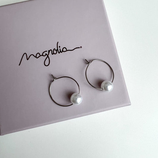 Hoop Earrings with Pearl Accents – Softness & Elegance